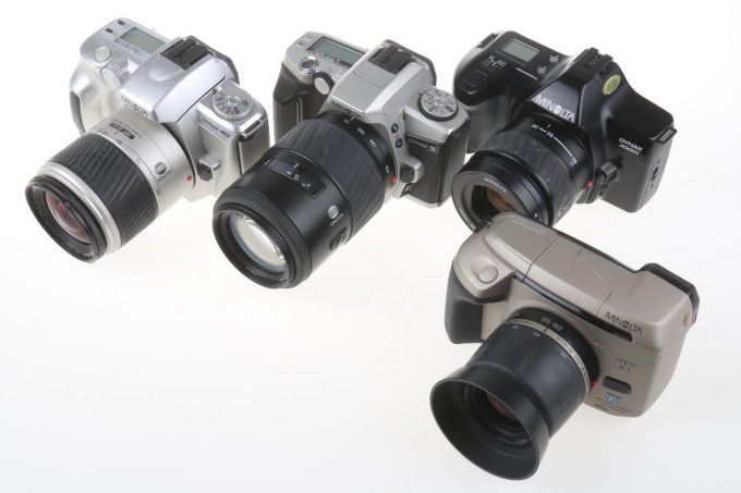 Minolta Konvolut - 4 Kameras, 4 Objektive und 3 Blitze
