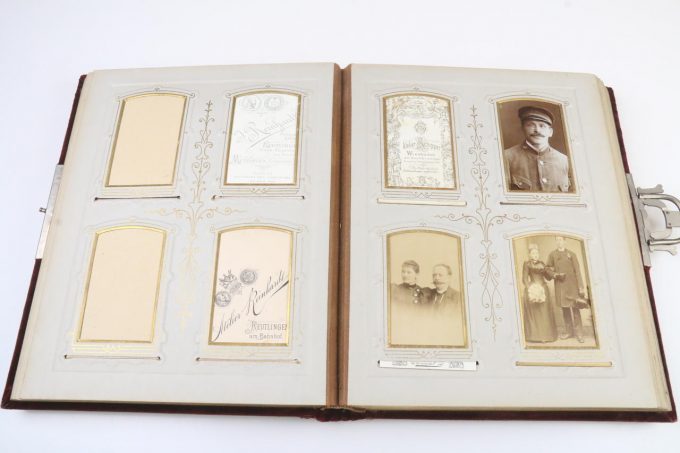 Altes Familien-Fotoalbum ca. 1900 - samt/dunkelrot
