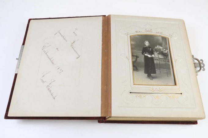 Altes Familien-Fotoalbum ca. 1900 - samt/dunkelrot