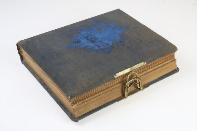 Altes Fotoalbum mit Spieluhr (um 1903) -> blau/Samt