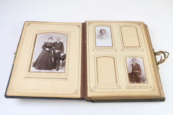 Altes Fotoalbum mit Spieluhr (um 1903) -> blau/Samt