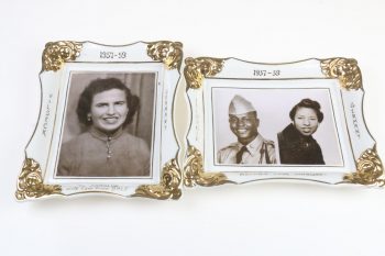 Porzellanteller mit Fotografien 1957-1959 - weiß/gold (2 Stück)