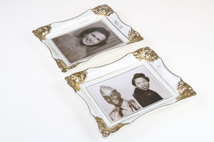 Porzellanteller mit Fotografien 1957-1959 - weiß/gold (2 Stück)