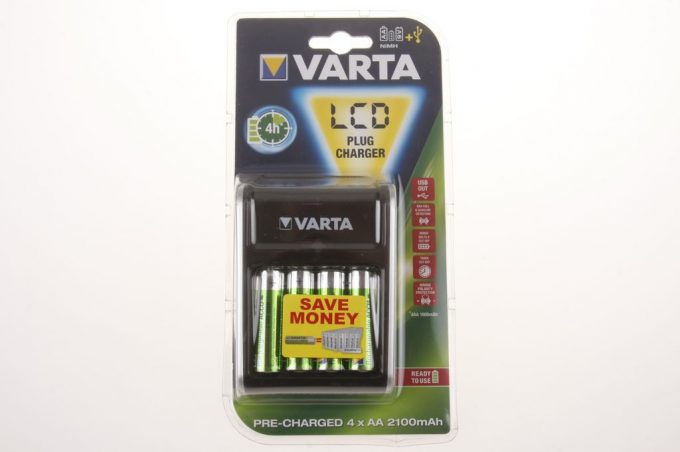 VARTA Ladegerät LCD Plug Charger - AA, AAA, 9V