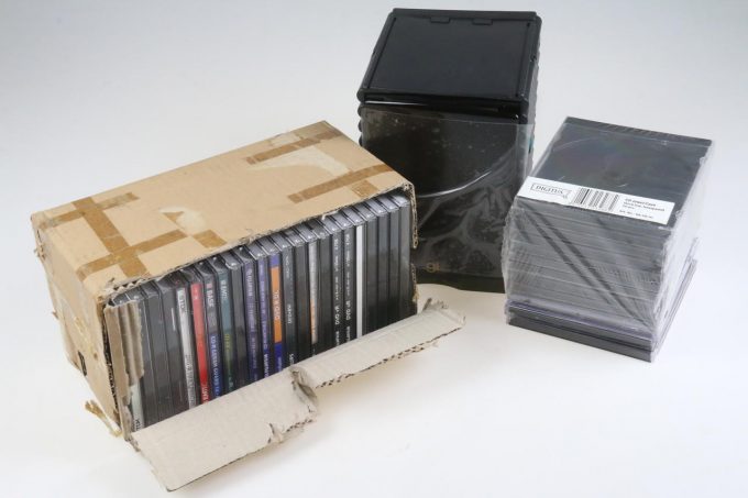 Konvolut diverse CDs und DVDs mit Hüllen