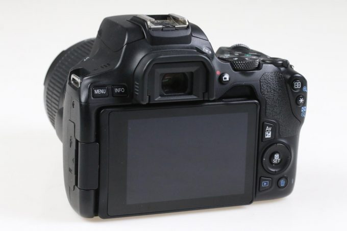 Canon EOS 250D mit EF-S 18-55mm f/3,5-5,6 III - #023070025596