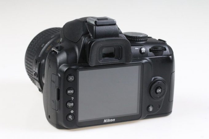 Nikon D3000 mit AF-S DX 18-55mm f/3,5-5,6 G VR - #6374774