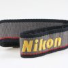 Nikon Gurt mit gelber Schrift und roten Streifen