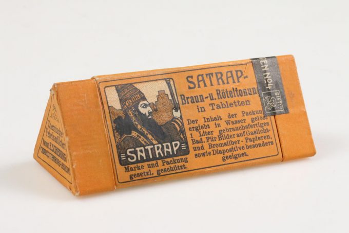 Satrap Braun und Röteltonung - Historische Verpackung