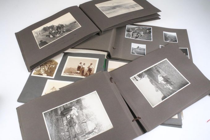Konvolut - diverse historische Fotoalben und Bilder