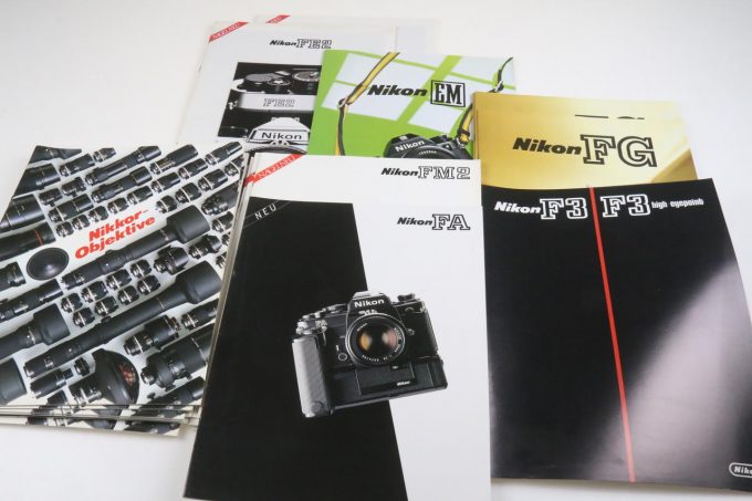 Konvolut - Nikon Kataloge (25 Stück)