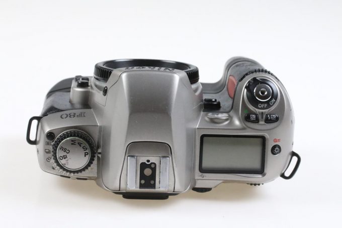 Nikon F80s mit MB-16