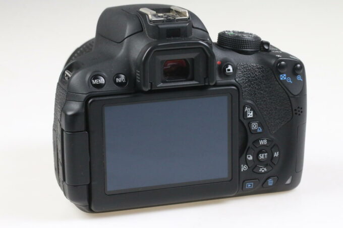 Canon EOS 700D mit EF-S 18-55mm f/3,5-5,6 IS - #373075005554