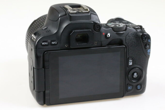 Canon EOS 200D mit EF-S 18-55mm f/3,5-5,6 IS STM - #183072026476