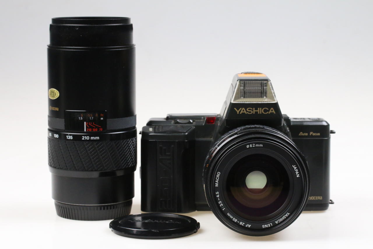 Yashica 230 AF mit AF 28-85mm f/3,5-4,5 und AF 70-210mm f/4,0 - #0156244
