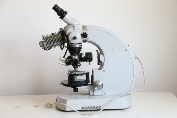 Carl Zeiss Universal-Forschungsmikroskop / Universal Research Microscope