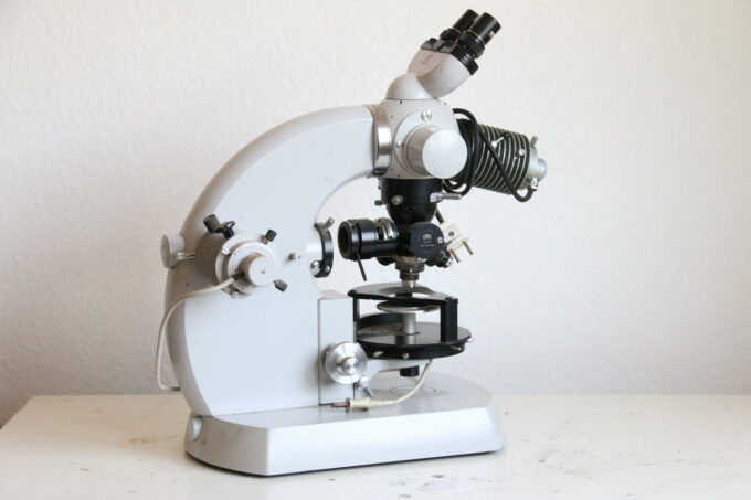 Carl Zeiss Universal-Forschungsmikroskop / Universal Research Microscope