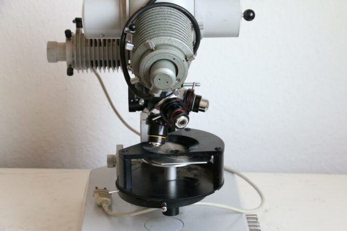 Carl Zeiss Universal-Forschungsmikroskop / Universal Research Microscope