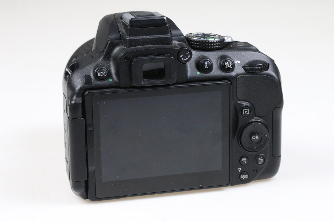 Nikon D5300 mit AF-S DX 18-55mm f/3,5-5,6 VR II - #4527379
