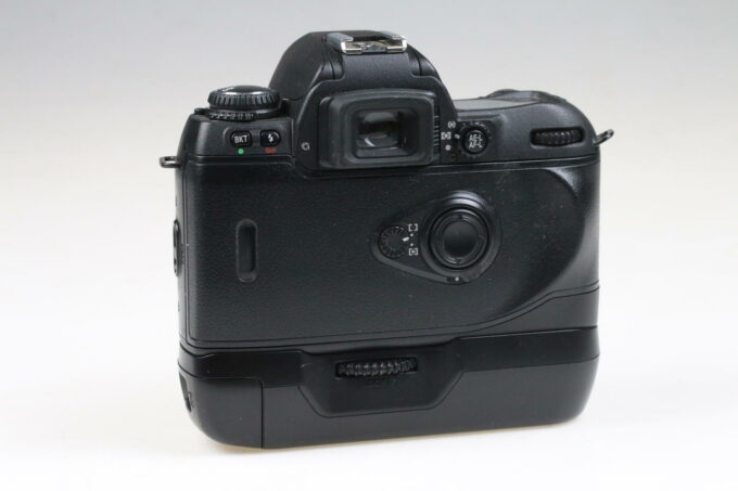 Nikon F80 mit MB-16 - #2035704