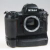 Nikon F-100 Gehäuse mit Zubehörpaket - #2089083