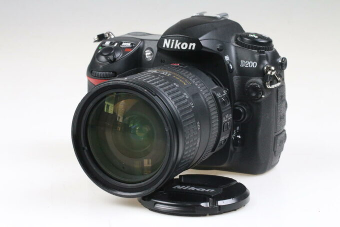 Nikon D200 mit AF-S DX 18-200mm f/3,5-5,6 G ED VR - #4185480