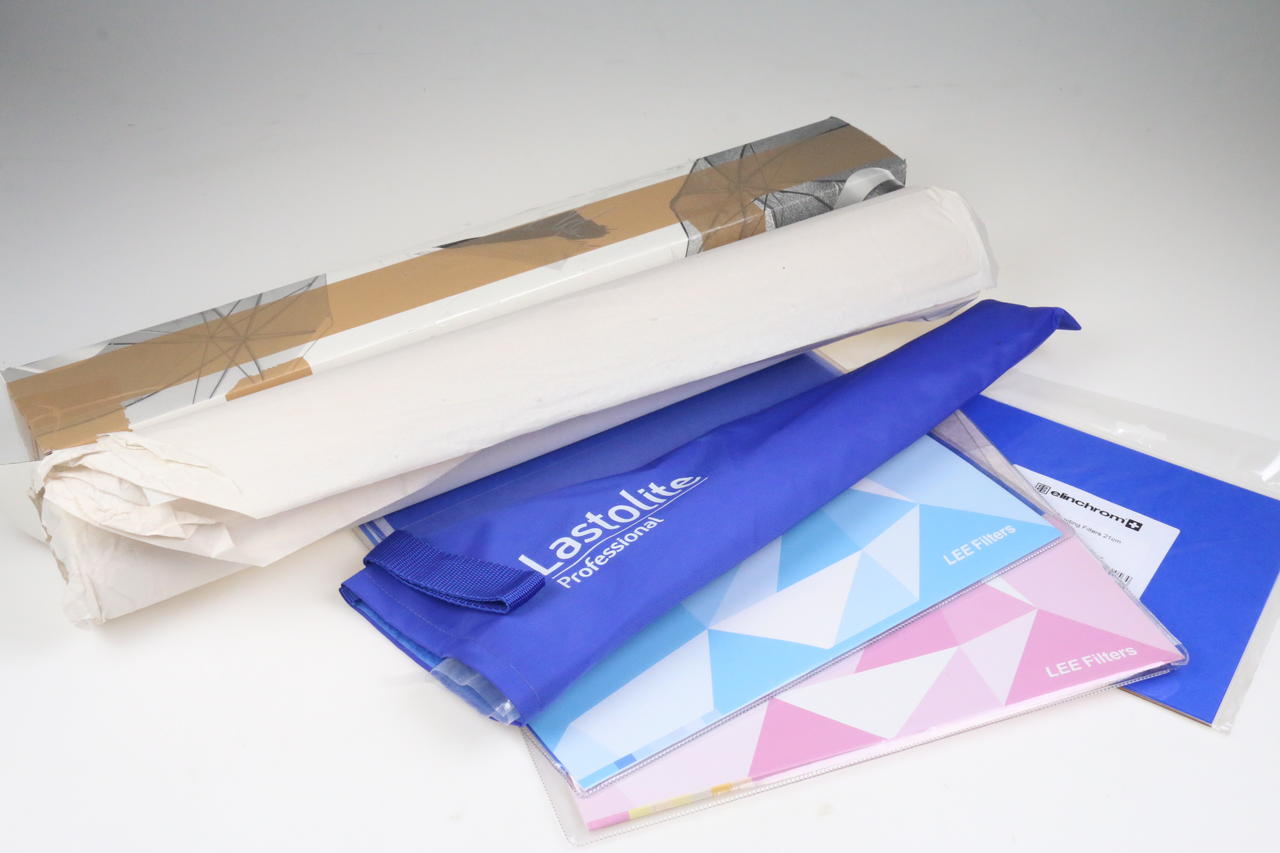 Konvolut diverse Studiofilterfolien und 1x Schirm