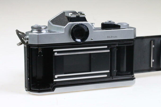 Nikon Nikkormat FT3 mit 50mm f/2,0 - #6010378