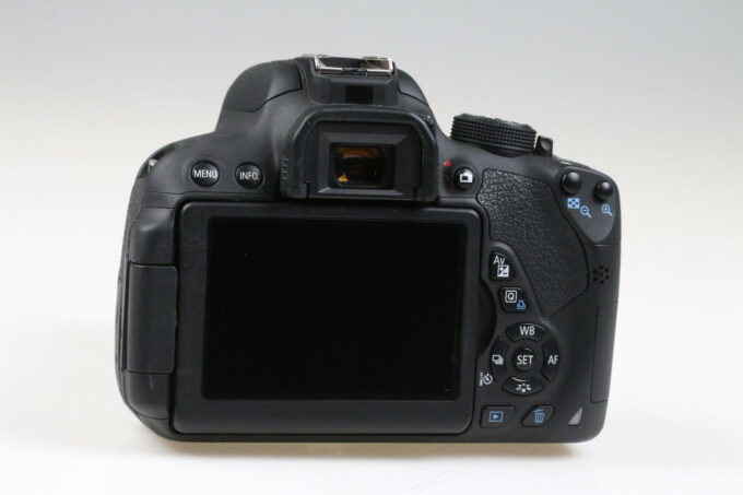 Canon EOS 700D mit EF-S 18-55mm f/3,5-5,6 IS STM - #153032012549