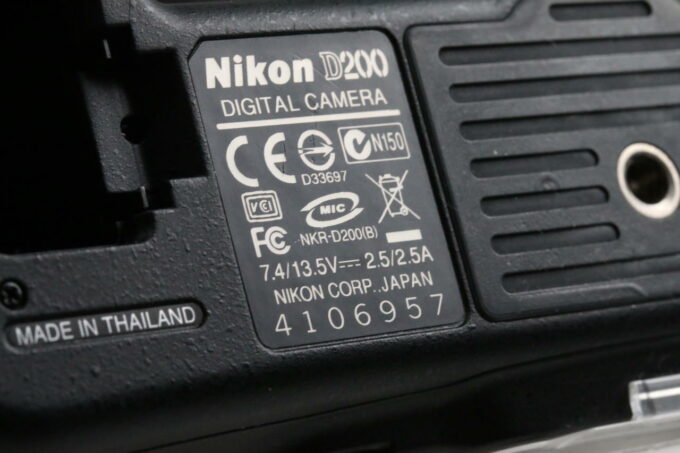 Nikon D200 Gehäuse mit Zubehörpaket - #4106957