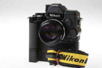 Nikon F2 Gehäuse mit DS-1, MD-3, MB-1 und Nikkor MF 85mm f/1,8 - #7782986