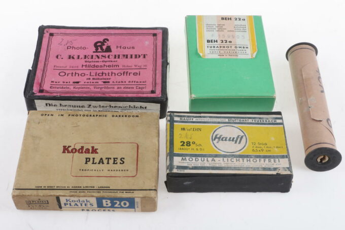 Konvolut diverse Glasplatten und Papiere