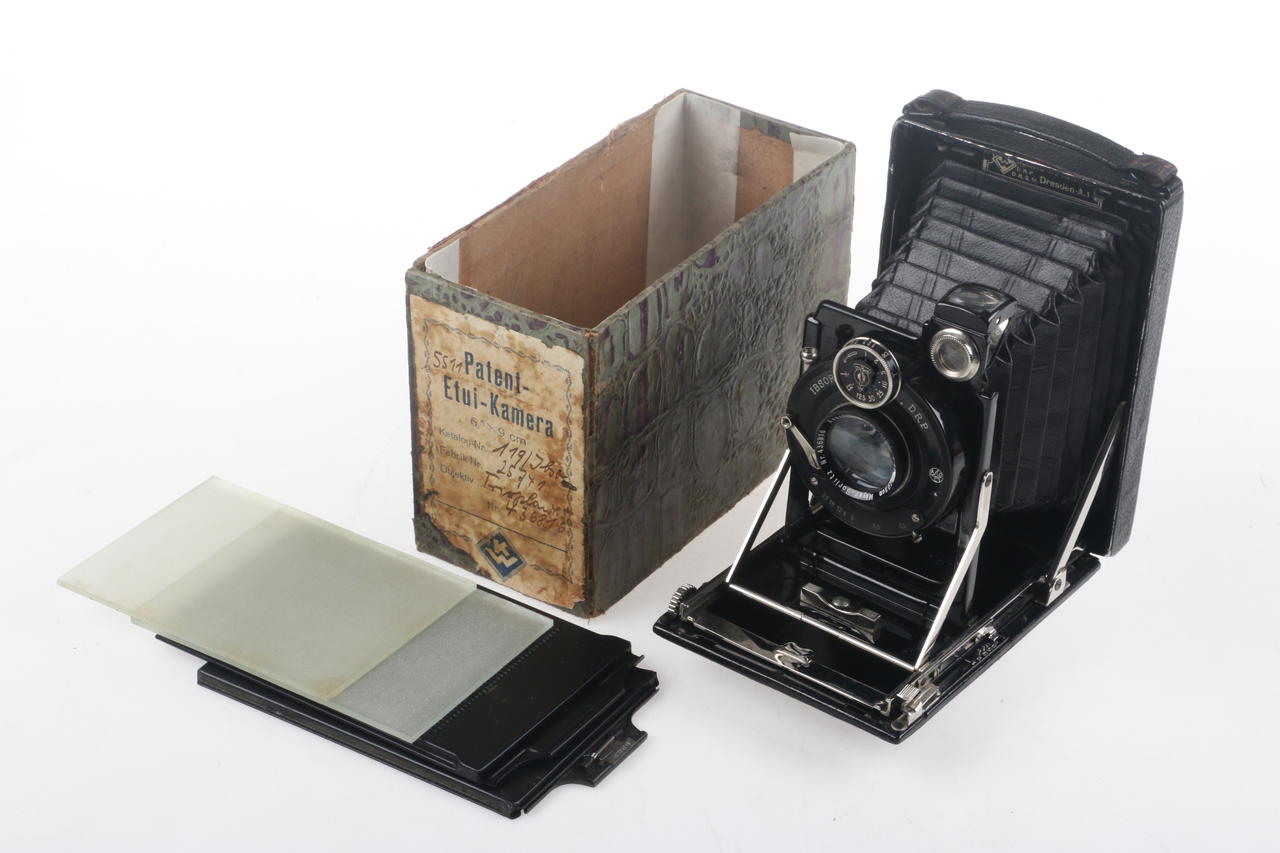 KWD Patent Etui 6,5x9cm mit Trioplan 105mm f/4,5 - #25741