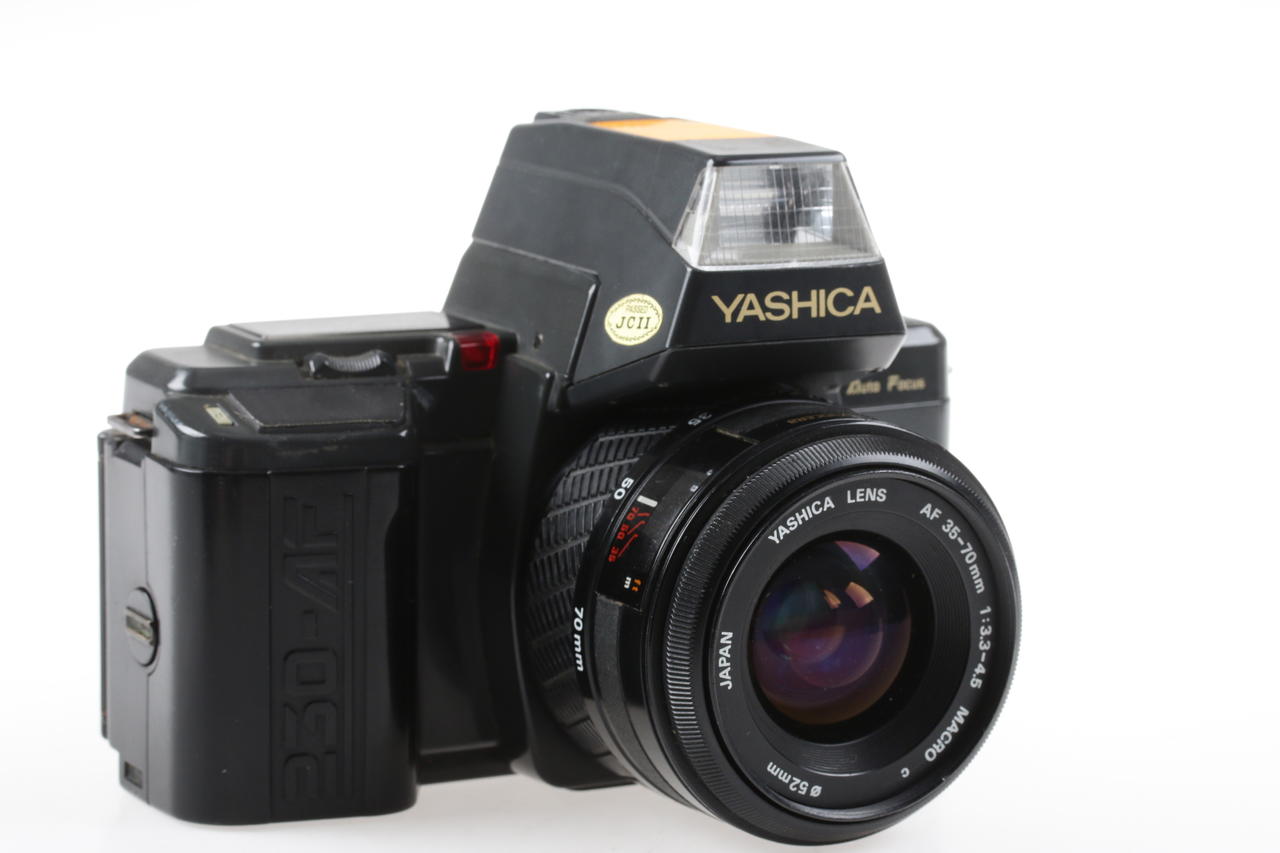 Yashica 230 AF mit AF 35-70mm f/3,3-4,5 und AF 70-210mm f/4,0-5,6 - #0118657