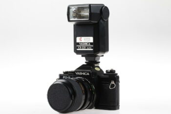 Yashica FX-D Quartz mit 35-70mm f/3,5-4,8 und Blitz CS-221 - #485963