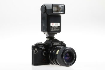 Yashica FX-D Quartz mit 35-70mm f/3,5-4,8 und Blitz CS-221 - #485963