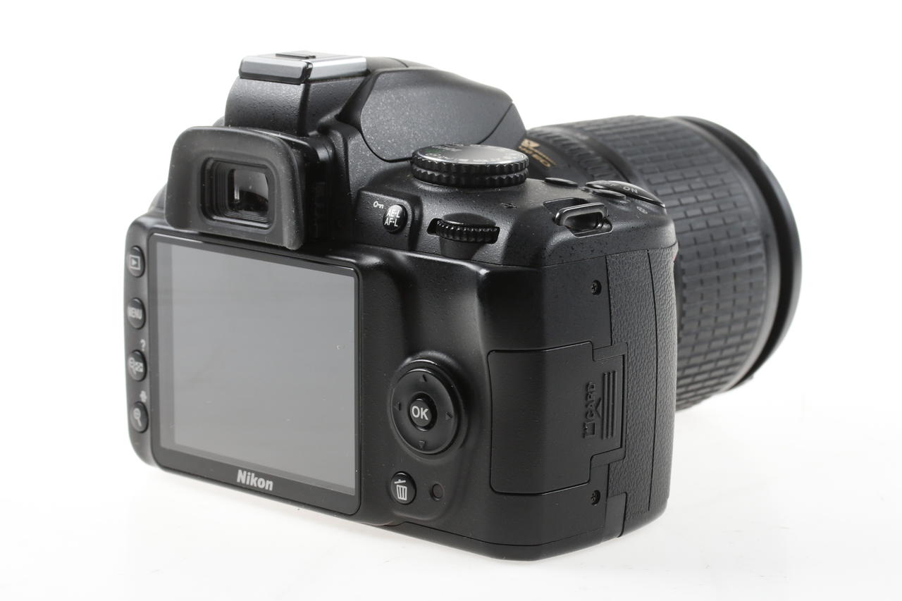 Nikon D3000 mit AF-S DX 18-105mm f/3,5-5,6 G ED VR - #6571332