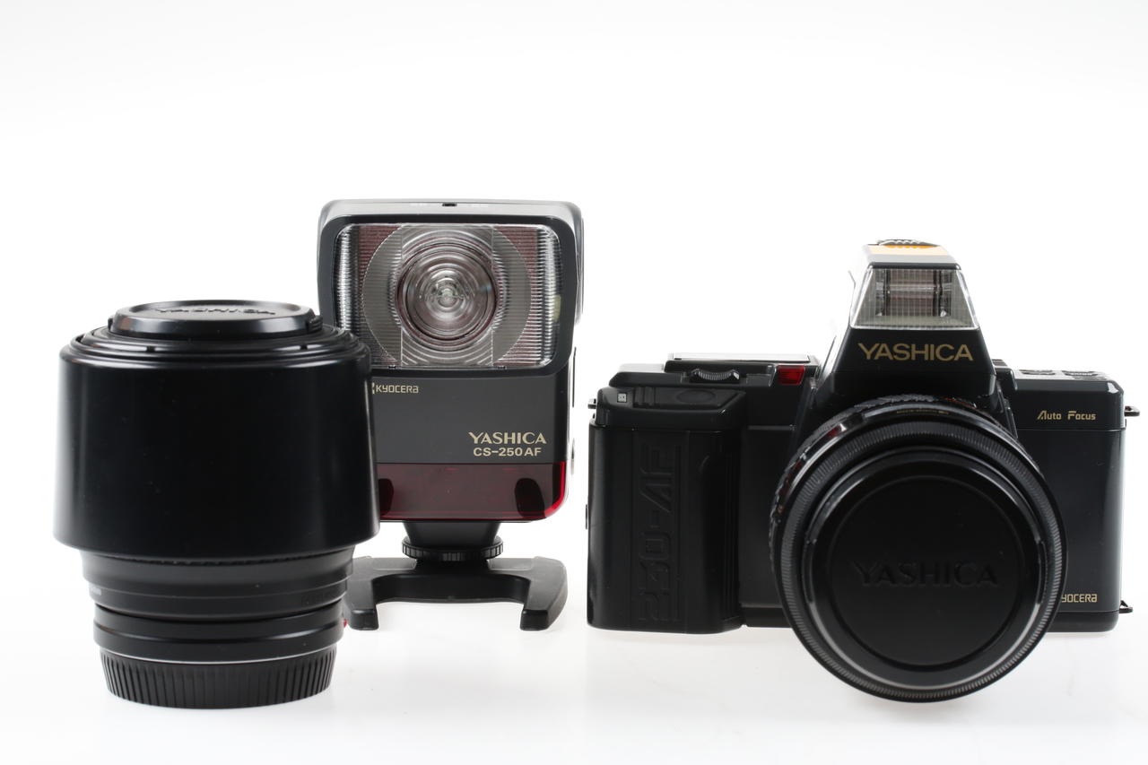 Yashica 230 AF mit AF 35-105mm f/3,5-4,5 Macro und Zubehör - #083058