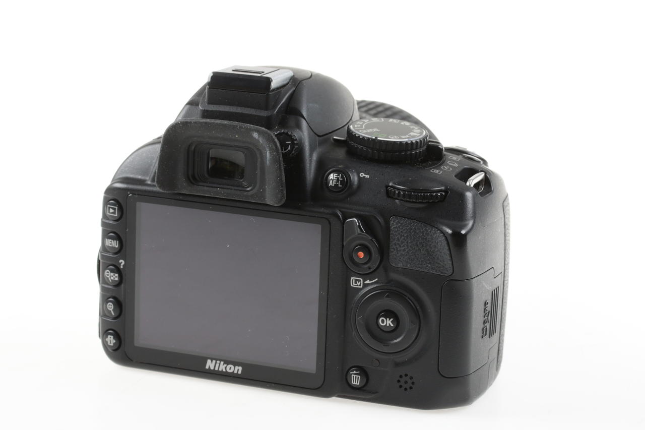 Nikon D3100 mit AF-S DX 18-55mm f/3,5-5,6 VR - #1353576