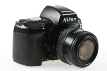 Nikon F90 mit 28-70mm Macro Objektiv - #2086347