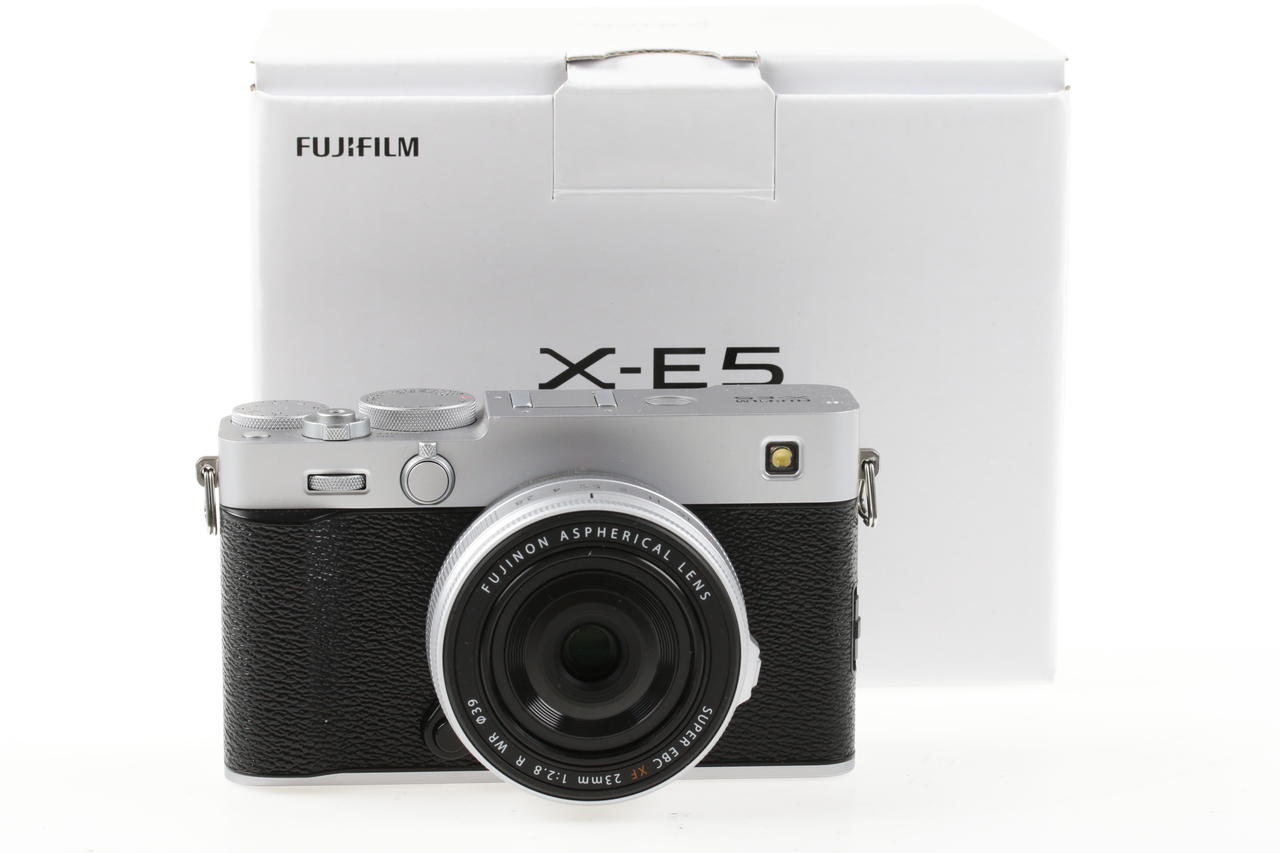 FUJIFILM X-E5 mit XF 23mm f/2,8 R WR - silber - #5C041329
