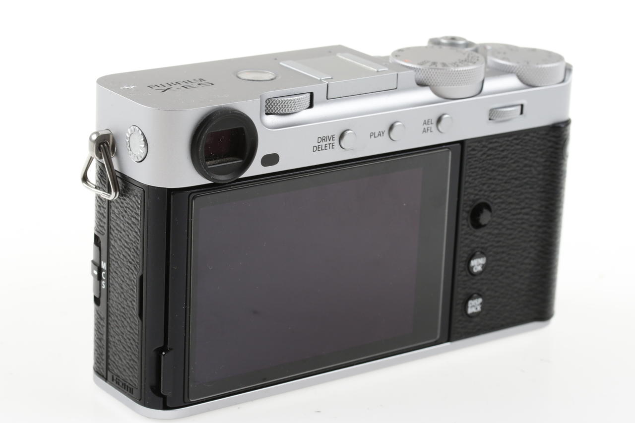 FUJIFILM X-E5 mit XF 23mm f/2,8 R WR - silber - #5C041329