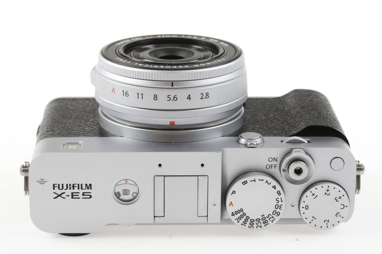 FUJIFILM X-E5 mit XF 23mm f/2,8 R WR - silber - #5C041329