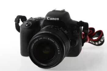 Canon EOS 200D mit EF-S 18-55mm f/3,5-5,6 IS II - #053070024773