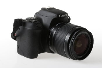 Canon EOS 200D mit EF-S 18-55mm f/3,5-5,6 IS II - #053070024773