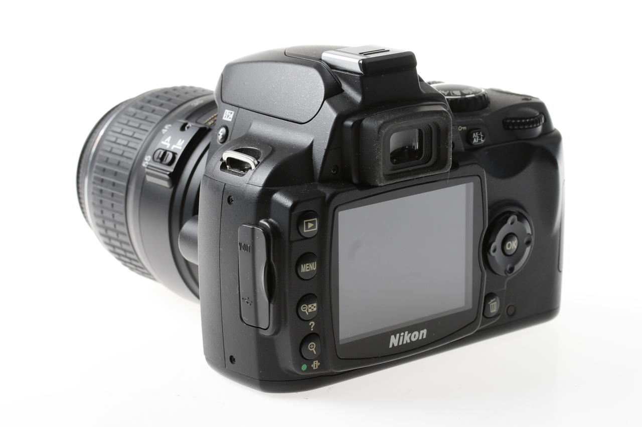 Nikon D40 mit AF-S DX 18-55mm f/3,5-5,6 G ED II - #6373568