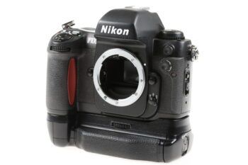Nikon F100 Gehäuse mit MB-15 - #2127586