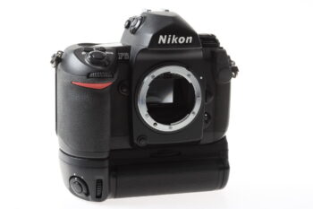 Nikon F6 Gehäuse mit MB-40 - #0024021