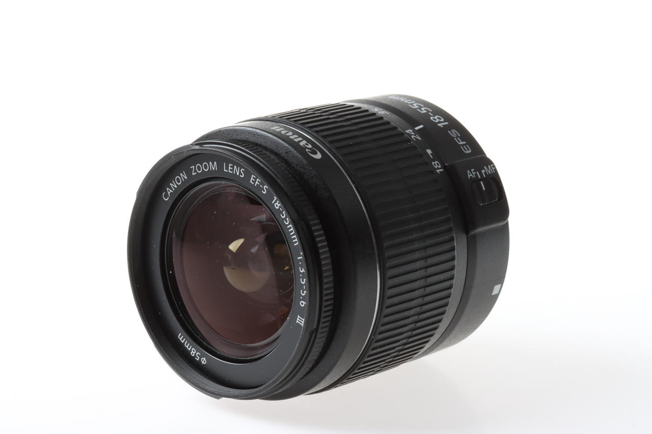 Canon EOS 1100D mit EF-S 18-55mm f/3,5-5,6 IS III