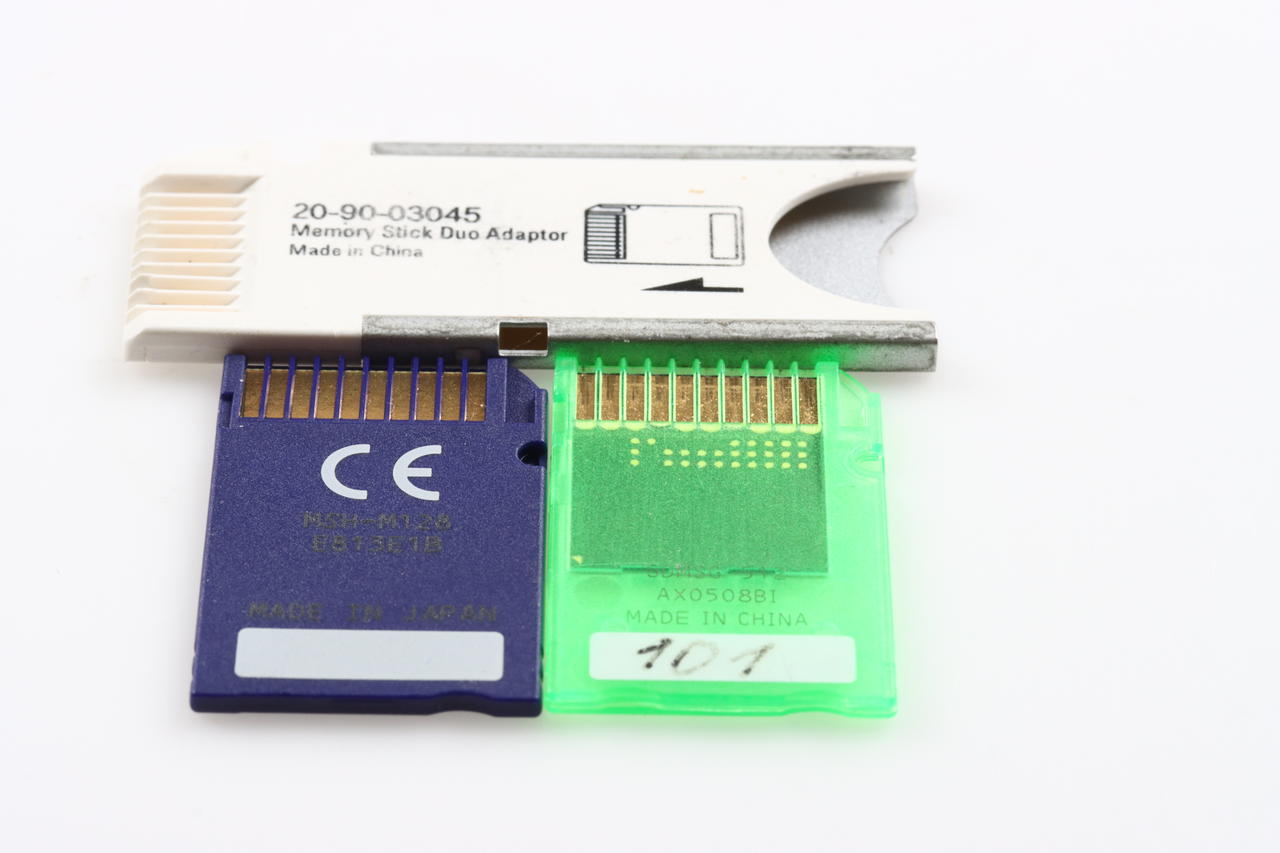 Memory Stick Duo Adpater mit 128MB und 512MB Karten